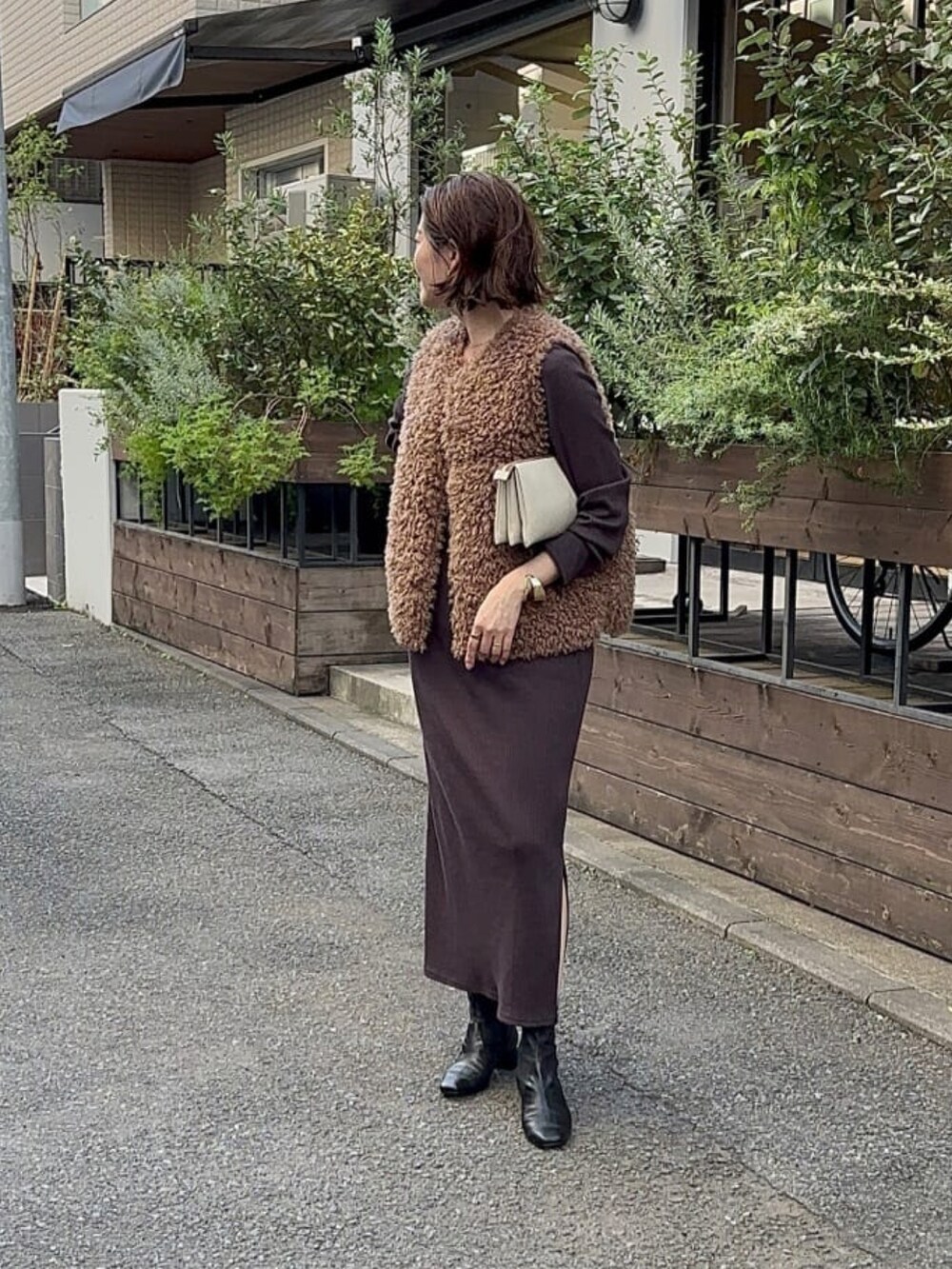 「秋服まるっと大公開、秋服準備はじめました、オトナカジュアル、お出かけコーデ、秋コーデ、シンプルスタイル、キレイめカジュアル、カーディガンコーデ、秋冬コーデ、ワンピーススタイル、ファーベスト、ファーベストコーデ、ブーツ」｜「RIVE DROITEのカーリーファーベスト（その他アウター、ブラウン系）」を使った、shihoさん（レディース・164cm）の秋コーディネートの2枚目の写真
