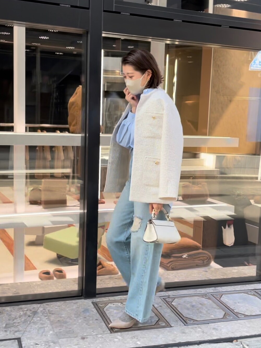 「きれいめカジュアル、ツイードジャケット、デニムコーデ、ダメージデニムパンツ、ワイドデニム、白ジャケット、デニム」｜「RIVE DROITEの柔らかくソフトな風合い/オックスフォードシャツ（シャツ/ブラウス、ブルー系）」を使った、shihoさん（レディース・164cm）の冬コーディネートの2枚目の写真