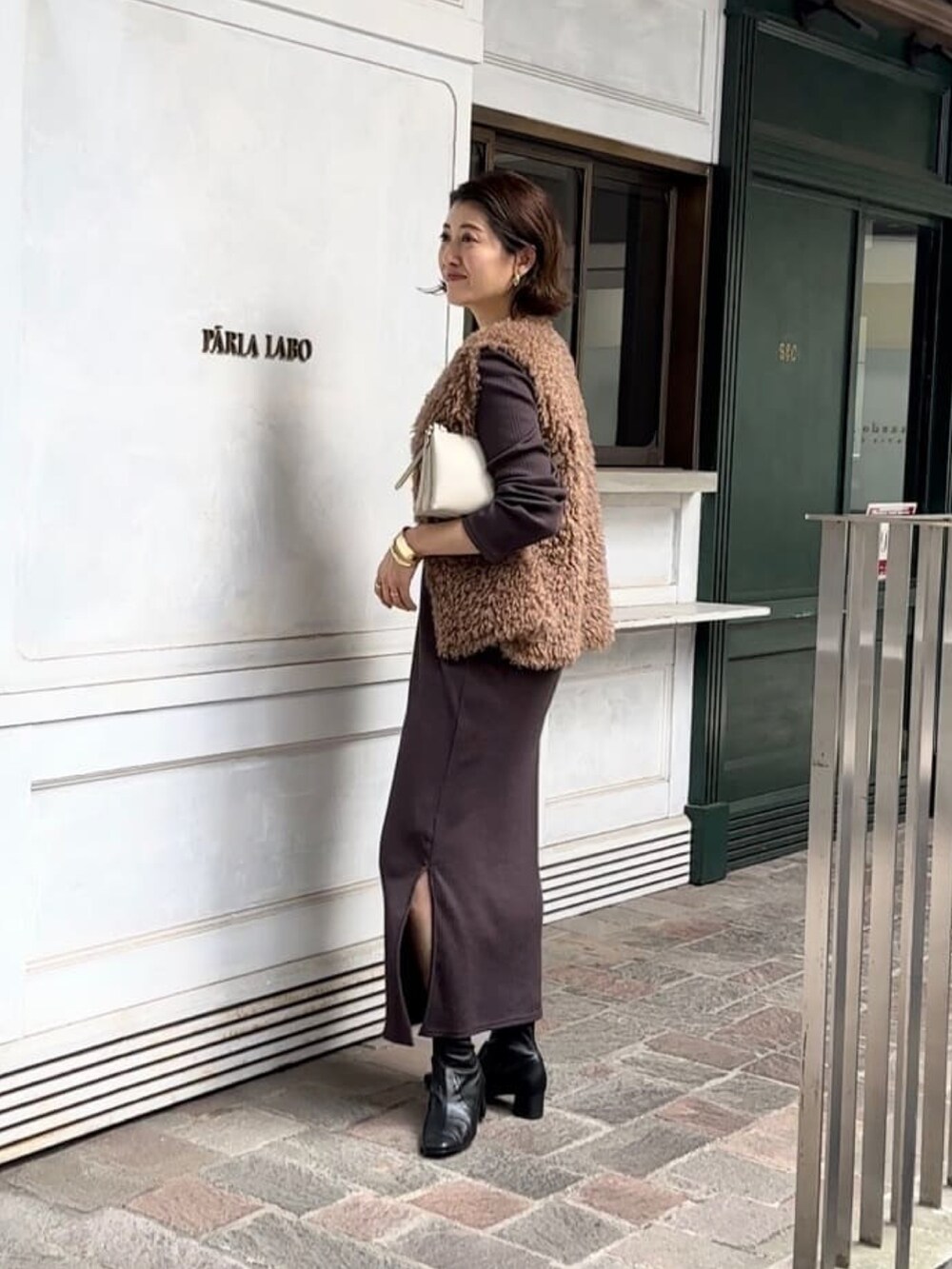 「秋服まるっと大公開、秋服準備はじめました、オトナカジュアル、お出かけコーデ、秋コーデ、シンプルスタイル、キレイめカジュアル、カーディガンコーデ、秋冬コーデ、ワンピーススタイル、ファーベスト、ファーベストコーデ、ブーツ」｜「RIVE DROITEのカーリーファーベスト（その他アウター、ブラウン系）」を使った、shihoさん（レディース・164cm）の秋コーディネートの3枚目の写真