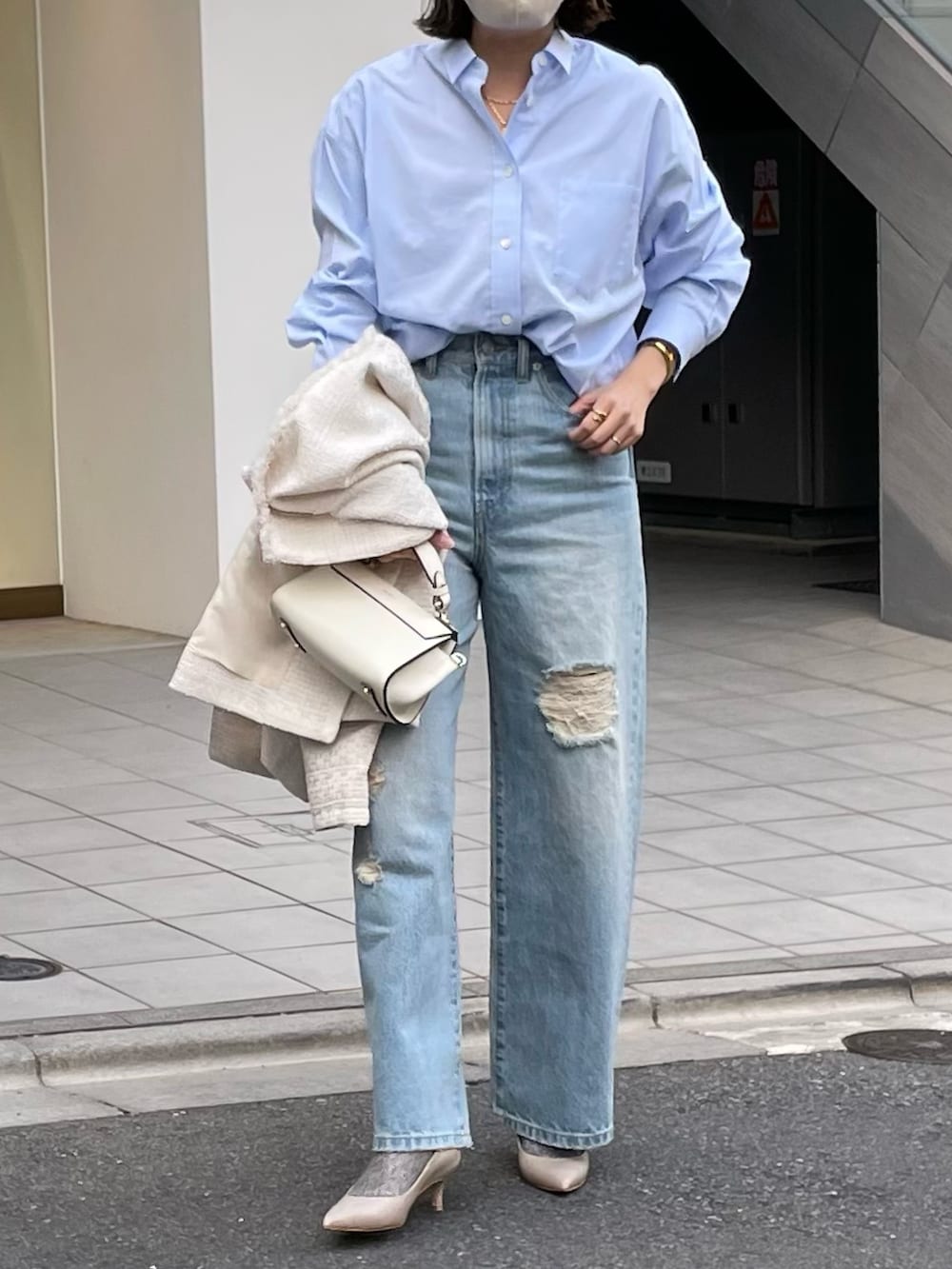 「きれいめカジュアル、ツイードジャケット、デニムコーデ、ダメージデニムパンツ、ワイドデニム、白ジャケット、デニム」｜「RIVE DROITEの柔らかくソフトな風合い/オックスフォードシャツ（シャツ/ブラウス、ブルー系）」を使った、shihoさん（レディース・164cm）の冬コーディネートの5枚目の写真