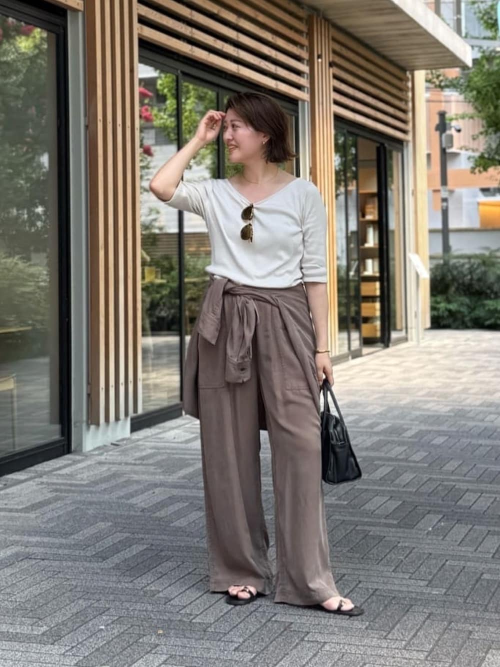 「セットアップ、夏ルックで気分アップ、シンプルスタイル、夏服コーデ、おでかけコーデ、パンツコーデ、ラクチンコーデ、ワントーンコーデ、30代コーデ、ゆるコーデ、パンツスタイル、キレイめカジュアル、骨格ウェーブ、イエベ春、アラフォーコーデ」｜「RIVE DROITEの【キレイめにもカジュアルにも】レザーボストン（ボストンバッグ、ブラック系）」を使った、shihoさん（骨格ウェーブ・レディース・165cm）の夏コーディネートの2枚目の写真
