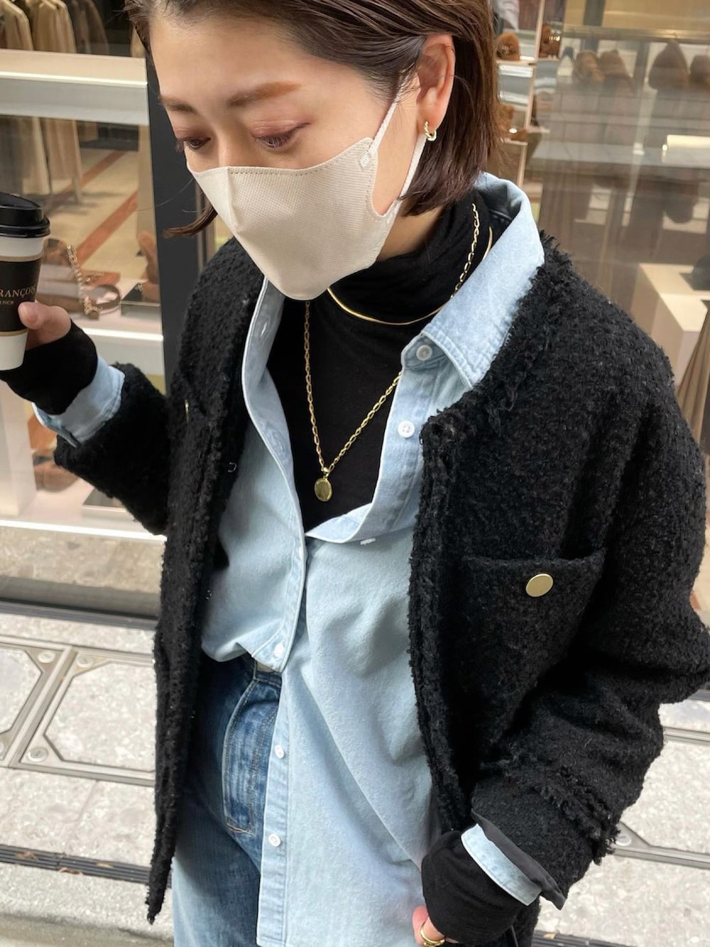 「冬コーデ、カジュアルコーデ、大人コーデ、休日スタイル、きれいめカジュアル、お出かけコーデ、お洒落さんとつながりたい、タートルネック、パンツスタイル、冬服、ツイード、ツイードジャケット、RIVEDROITE、リブドロワ」｜「RIVE DROITEの今季大注目のジャケット！/ツイードフリンジジャケット（ノーカラージャケット、ブラック系）」を使った、shihoさん（レディース・164cm）の冬コーディネートの4枚目の写真