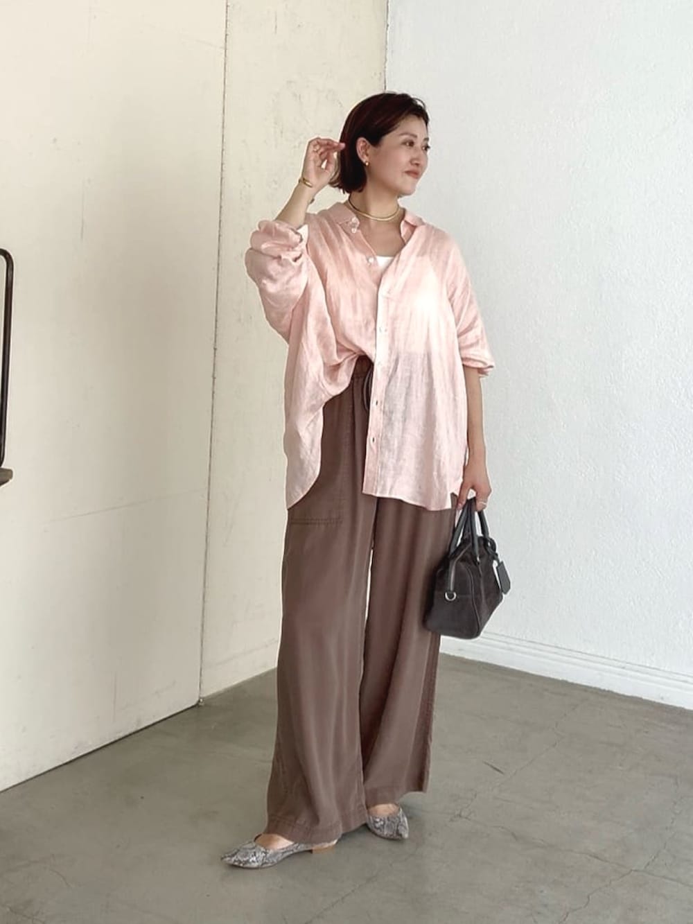 「シンプルスタイル、おでかけコーデ、ラクチンコーデ、パンツコーデ、30代コーデ、キレイめカジュアル、ゆるコーデ、秋服準備はじめました、秋コーデ、秋のコーデ、ピンク、リネンシャツ、アラフォーコーデ、アラフォー、イエベ春」｜「RIVE DROITEの予約【一枚でも羽織でも活躍！】リネンワイドシャツ（シャツ/ブラウス、ピンク系）」を使った、shihoさん（骨格ウェーブ・レディース・165cm）の夏コーディネートの4枚目の写真