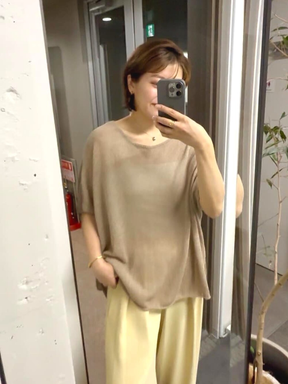 「大人女子、夏ファッション、オトナ女子、ゆるコーデ、楽チンコーデ、パンツコーデ、アラフォー、アラフォーコーデ、アラフォーファッション、骨格ウェーブ、30代、30代コーデ、30代ファッション」｜「RIVE DROITEの予約【さらっと着やすい】ペーパーポンチョニット（ニット/セーター、ブラウン系）」を使った、shihoさん（骨格ウェーブ・レディース・165cm）の春コーディネートの3枚目の写真