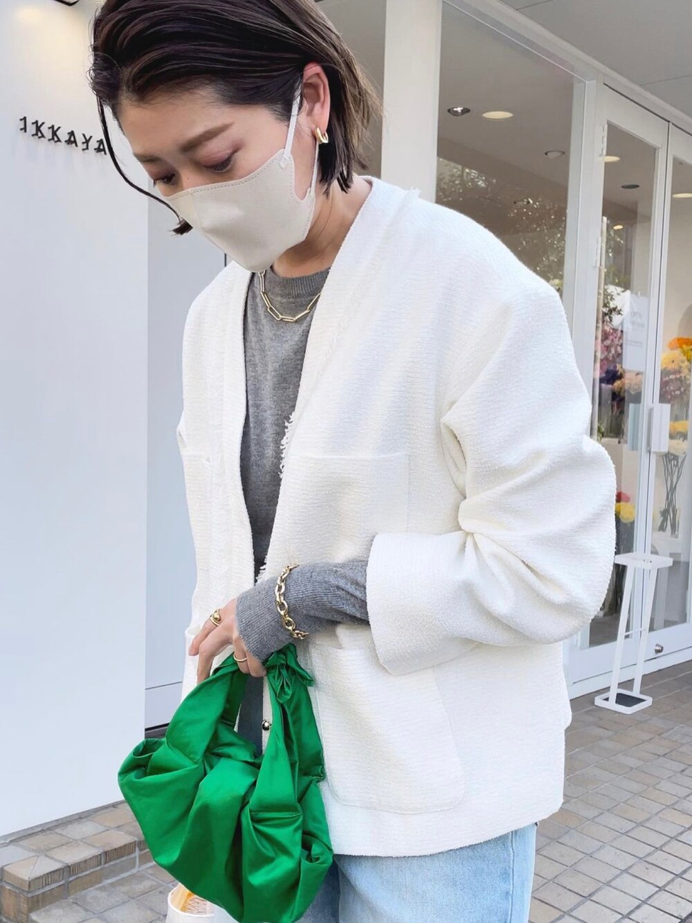 「着回しコーデ、シンプルコーデ、春コーデ、カジュアルコーデ、デニムコーデ、パンツスタイル、差し色、春色、グリーン、ツイードジャケット、RIVEDROITE、リブドロワ」｜「RIVE DROITEの華やかなのにカジュアルにも着れるグッドバランス/プードルツツイードジャケット（ノーカラージャケット、ホワイト系）」を使った、shihoさん（レディース・164cm）の冬コーディネートの2枚目の写真