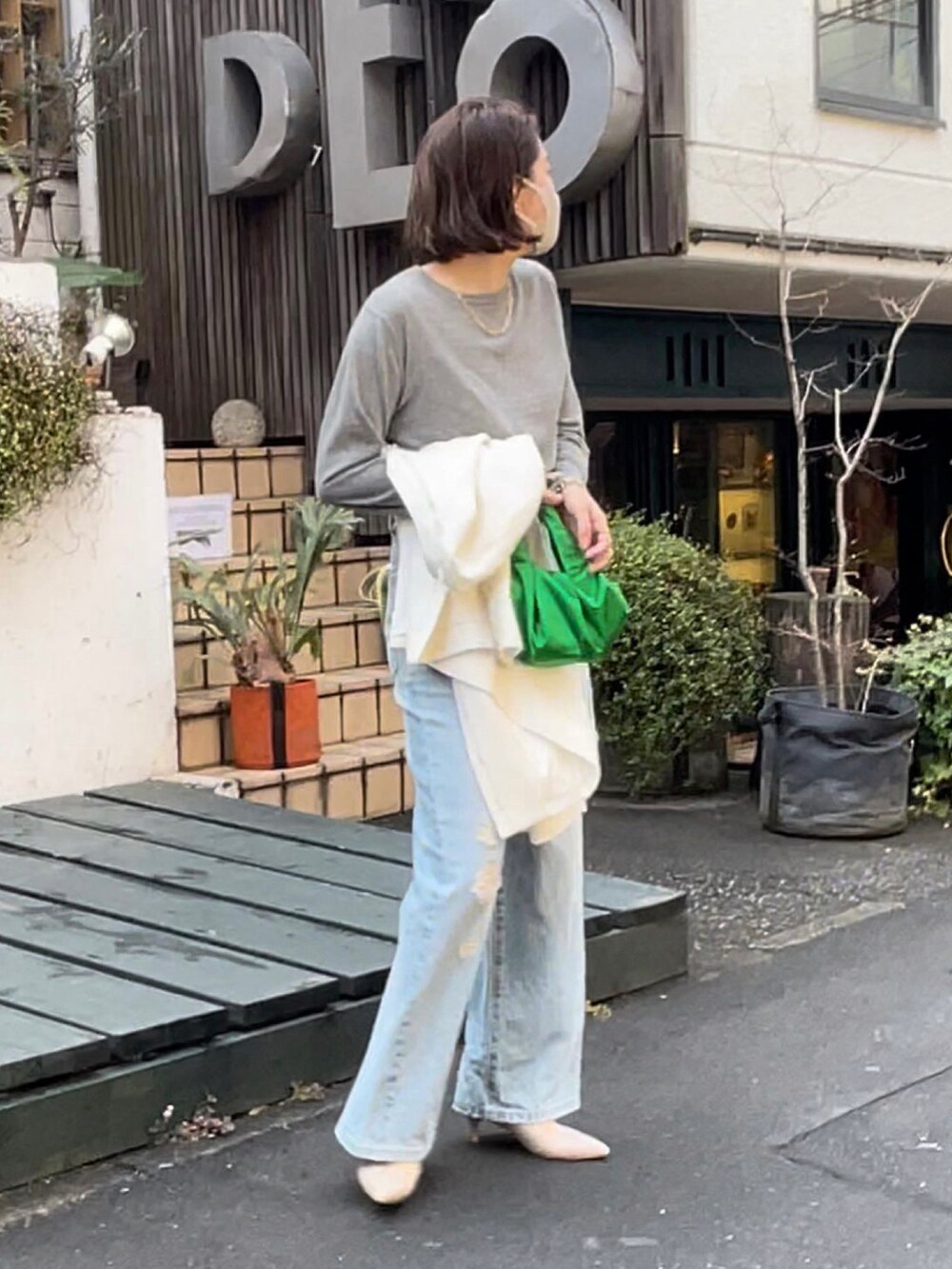 「着回しコーデ、シンプルコーデ、春コーデ、カジュアルコーデ、デニムコーデ、パンツスタイル、差し色、春色、グリーン、ツイードジャケット、RIVEDROITE、リブドロワ」｜「RIVE DROITEの華やかなのにカジュアルにも着れるグッドバランス/プードルツツイードジャケット（ノーカラージャケット、ホワイト系）」を使った、shihoさん（レディース・164cm）の冬コーディネートの3枚目の写真