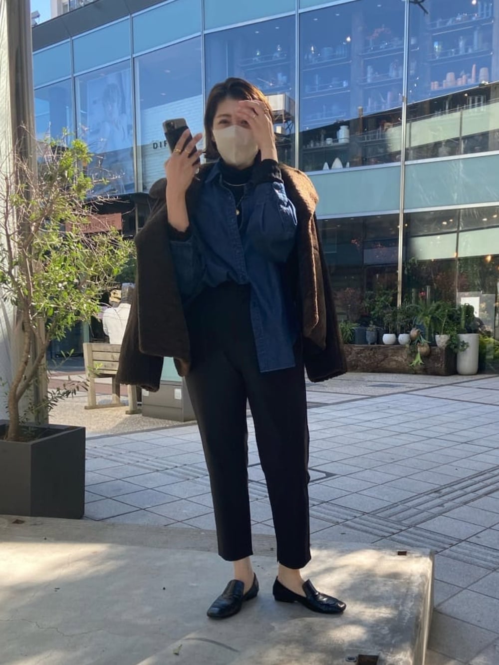 「秋冬コーデ、シンプルコーデ、お出かけコーデ、大人カジュアル、ゆるコーデ、大人コーデ、黒パンツ、黒テーパードパンツ、テーパードパンツ、デニムシャツ、ボアコート、ボアショートコート、ブラウンコーデ、ブラウン×ブラック」｜「RIVE DROITEの細見え効果抜群の美シルエット/小山田早織さんコラボパンツ（その他パンツ、ブラック系）」を使った、shihoさん（レディース・164cm）の冬コーディネートの2枚目の写真