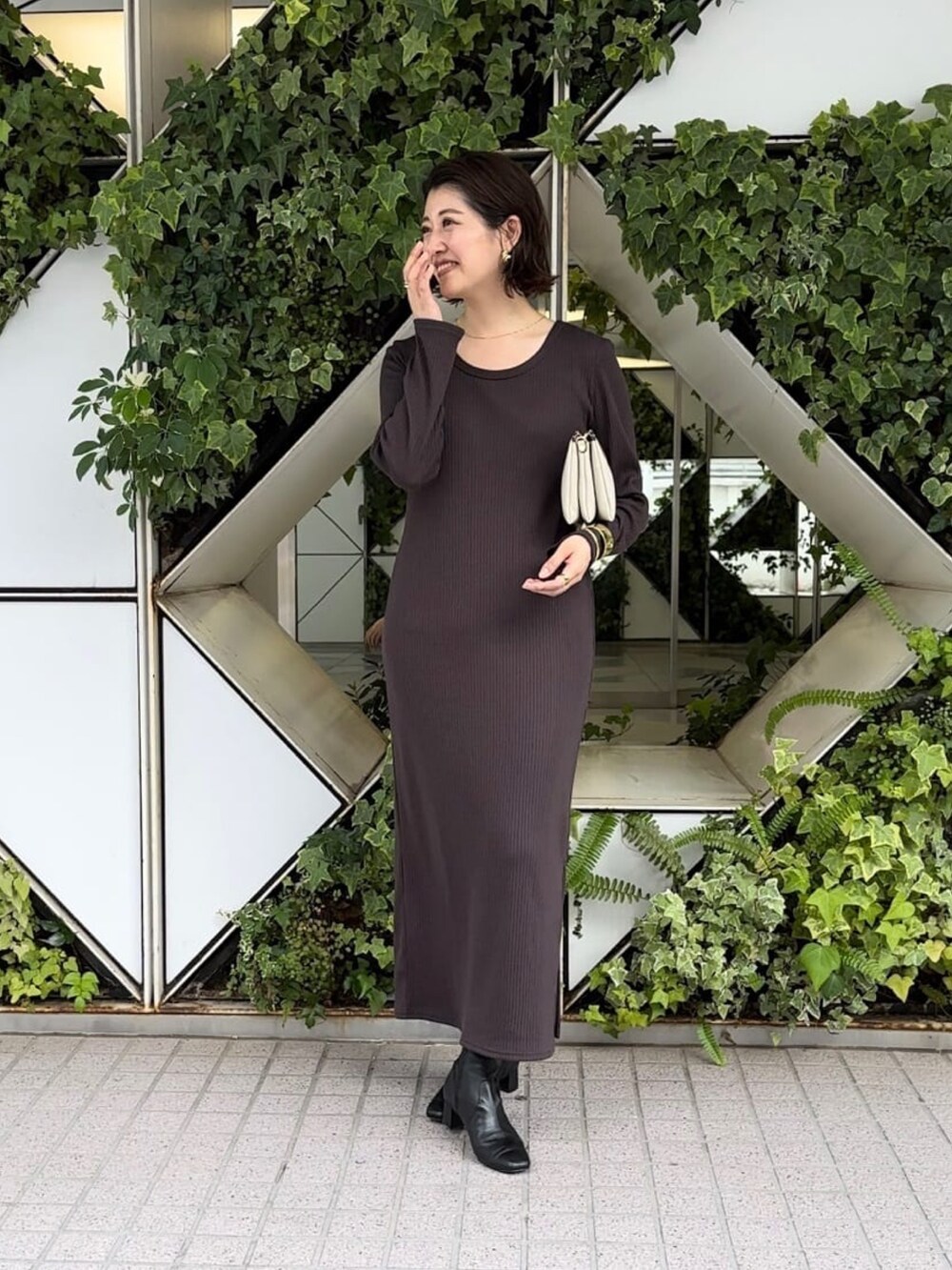 「秋服まるっと大公開、秋服準備はじめました、オトナカジュアル、お出かけコーデ、秋コーデ、シンプルスタイル、キレイめカジュアル、カーディガンコーデ、秋冬コーデ、ワンピーススタイル、ファーベスト、ファーベストコーデ、ブーツ」｜「RIVE DROITEのカーリーファーベスト（その他アウター、ブラウン系）」を使った、shihoさん（レディース・164cm）の秋コーディネートの4枚目の写真