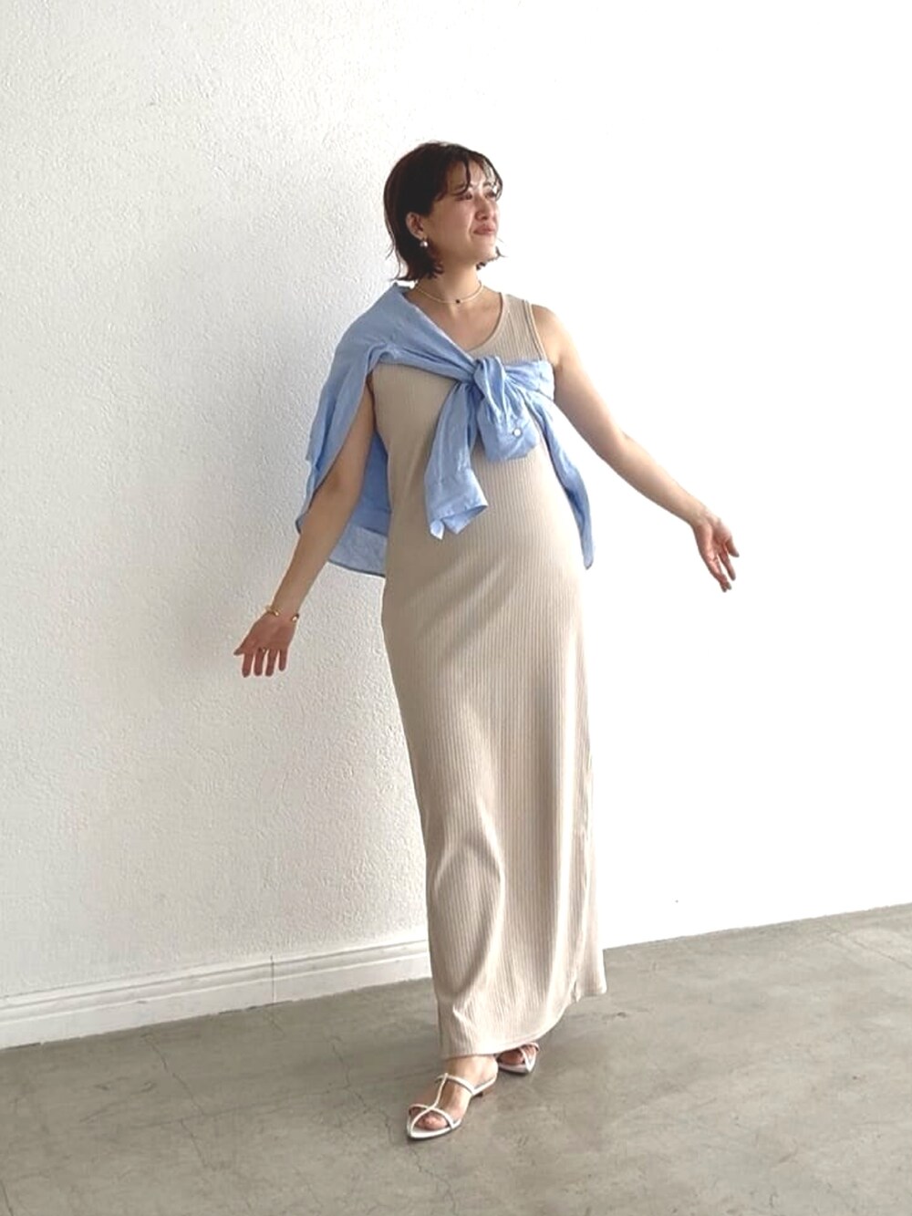 ブルー系のシャツ/ブラウス、ベージュ系のワンピース、シルバー系のネックレスを着用したレディースの夏コーディネートの5枚目の写真