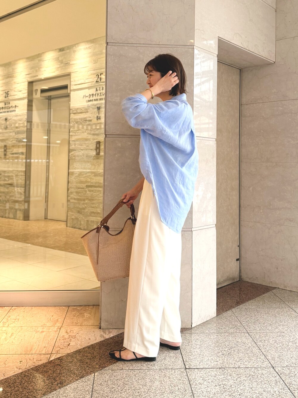 「シャツスタイル、シャツ、シャツコーデ、スラックス、春カラー、オフィスカジュアル、イエベ春、春めき満開コーデ」｜「RIVE DROITEの予約【ベストセラー/7色展開/夏まで活躍】リネンワイドシャツ（シャツ/ブラウス、ブルー系）」を使った、shihoさん（骨格ウェーブ・レディース・165cm）の春コーディネートの3枚目の写真