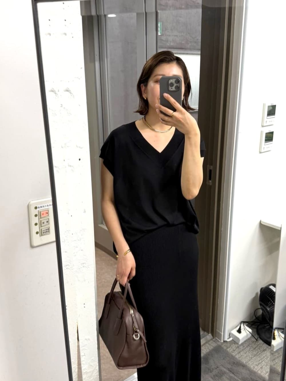 「セットアップ、夏服コーデ、シンプルスタイル、夏ルックで気分アップ、涼しいコーデ、夏服、女子会コーデ、デートコーデ、デート、通勤、通勤コーデ、涼しい、アラフォーコーデ、セットアップスタイル」｜「RIVE DROITEの【ひんやりタッチ・セットアップ対応可】レーヨン混バックテールニット（ニット/セーター、ブラック系）」を使った、shihoさん（骨格ウェーブ・レディース・165cm）の夏コーディネートの2枚目の写真