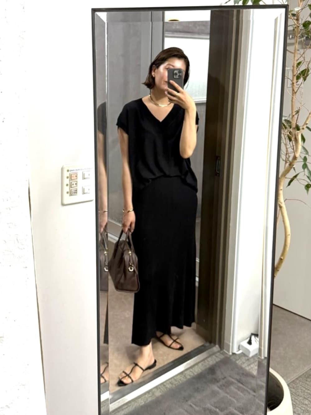 「セットアップ、夏服コーデ、シンプルスタイル、夏ルックで気分アップ、涼しいコーデ、夏服、女子会コーデ、デートコーデ、デート、通勤、通勤コーデ、涼しい、アラフォーコーデ、セットアップスタイル」｜「RIVE DROITEの【ひんやりタッチ・セットアップ対応可】レーヨン混バックテールニット（ニット/セーター、ブラック系）」を使った、shihoさん（骨格ウェーブ・レディース・165cm）の夏コーディネートの5枚目の写真
