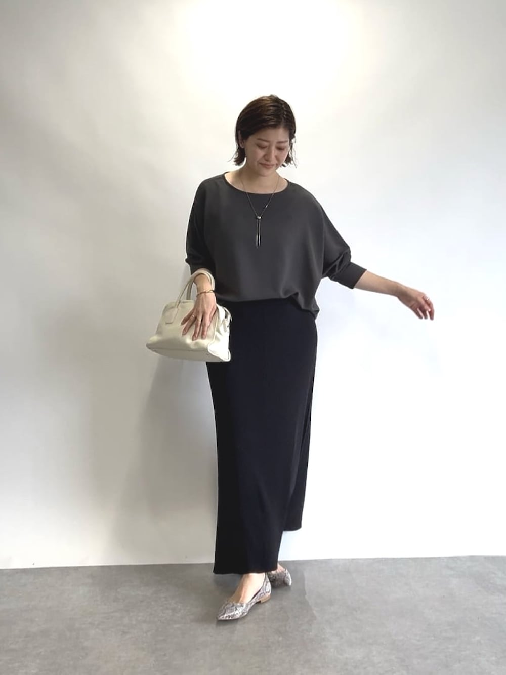 「シンプルスタイル、スカートスタイル、30代コーデ、きれいめコーデ、キレイめカジュアル、スカートコーデ、通勤コーデ、通勤、通勤スタイル、オフィスカジュアル、オフィススタイル、骨格ウェーブ、アラフォーコーデ、アラフォー」｜「RIVE DROITEのリブ付きジョーゼットドルマンブラウス（シャツ/ブラウス、グレー系）」を使った、shihoさん（骨格ウェーブ・レディース・165cm）の夏コーディネートの2枚目の写真