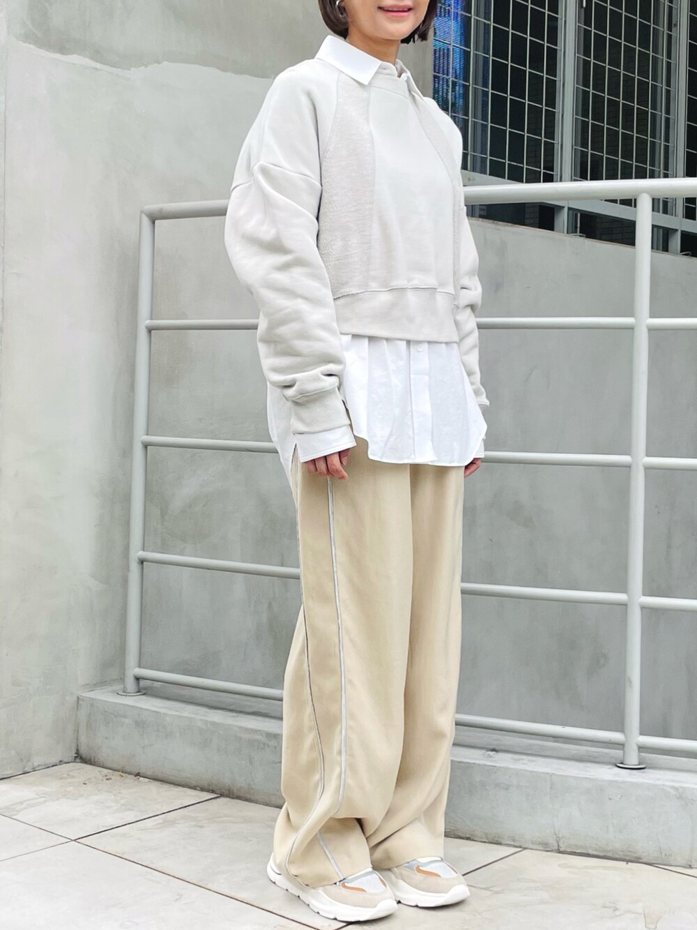 ベージュ系のその他パンツ、ホワイト系のシャツ/ブラウス、ベージュ系のスニーカーを着用したレディースの秋コーディネートの2枚目の写真