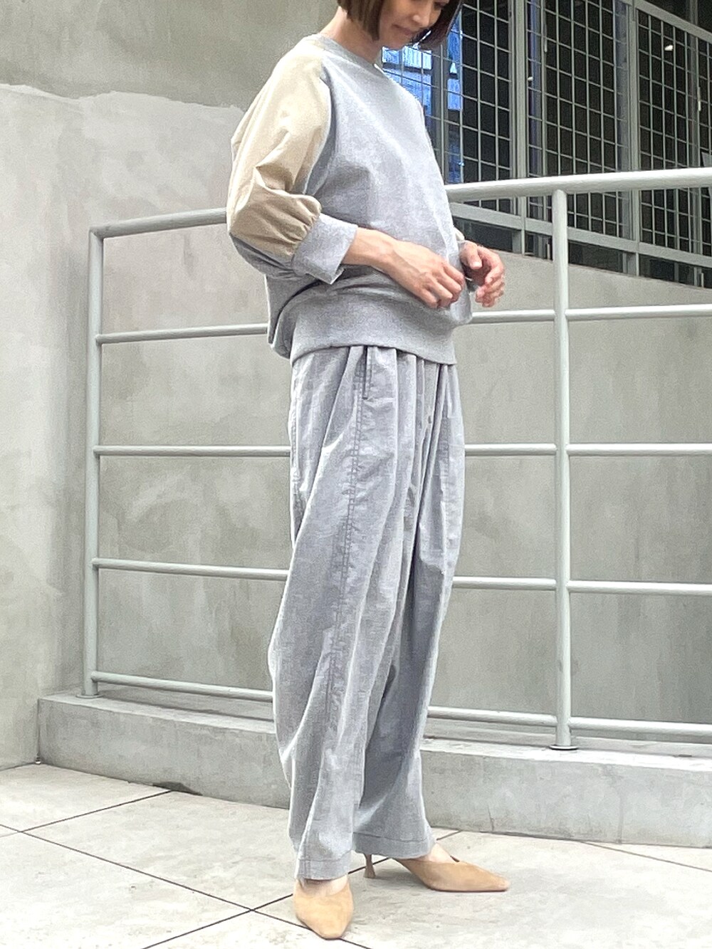 グレー系のTシャツ/カットソー、グレー系のその他パンツを着用したレディースの春コーディネートの2枚目の写真