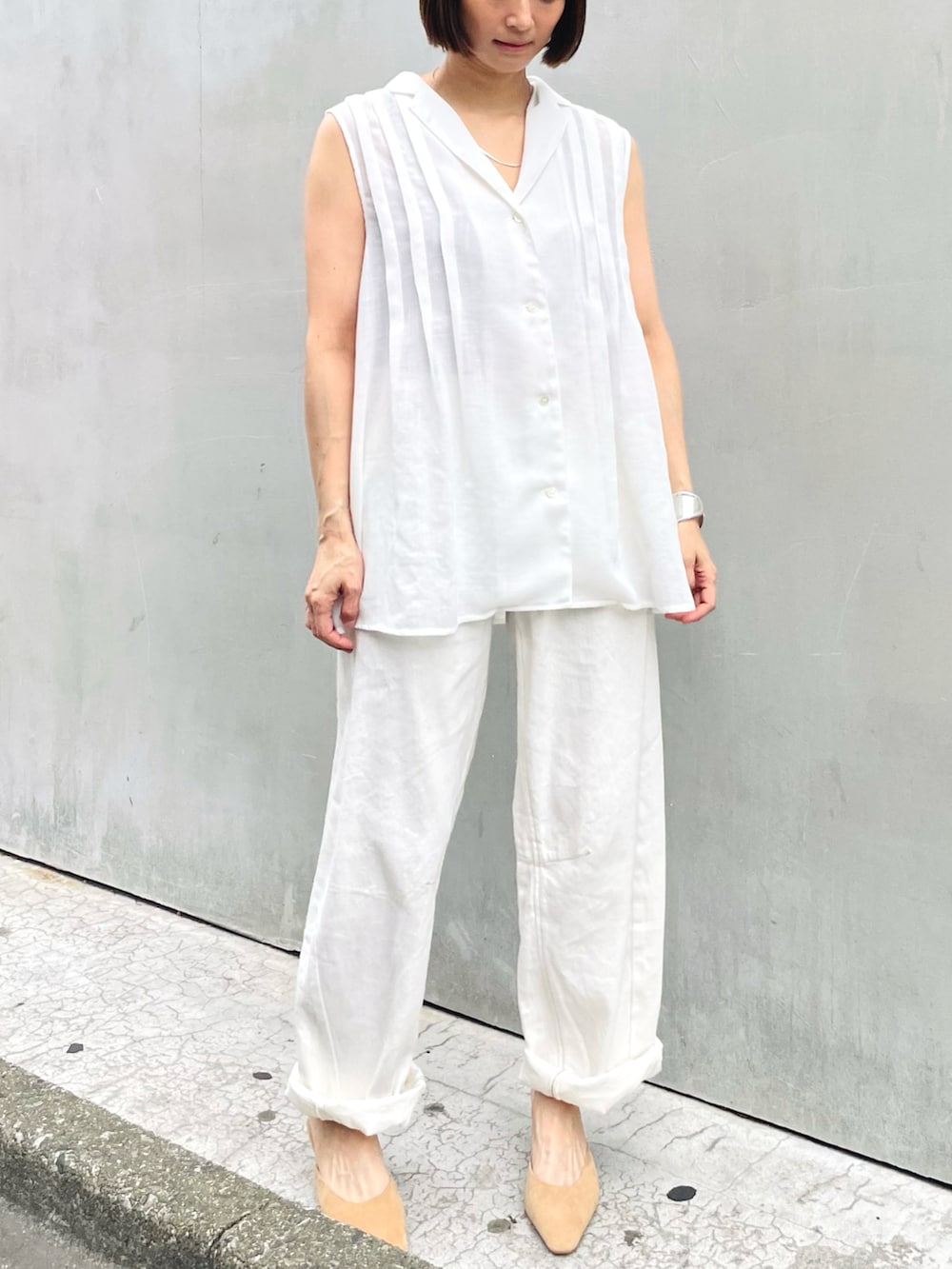 ホワイト系のシャツ/ブラウス、ホワイト系のデニムパンツを着用したレディースの夏コーディネートの2枚目の写真