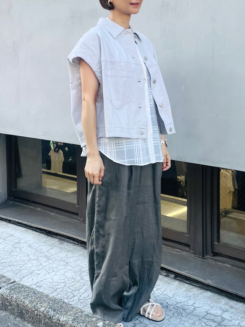 ブラウン系のベスト、グリーン系のその他パンツ、ホワイト系のシャツ/ブラウスを着用したレディースの夏コーディネートの2枚目の写真