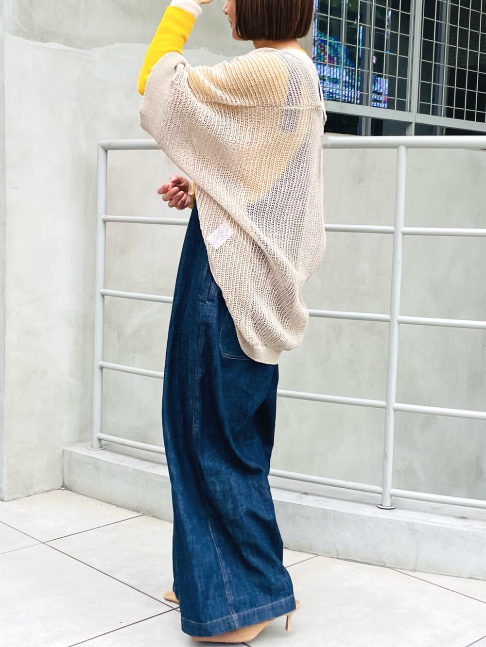 ベージュ系のカーディガン/ボレロ、ブルー系のサロペット/オーバーオールを着用したレディースの春コーディネートの2枚目の写真