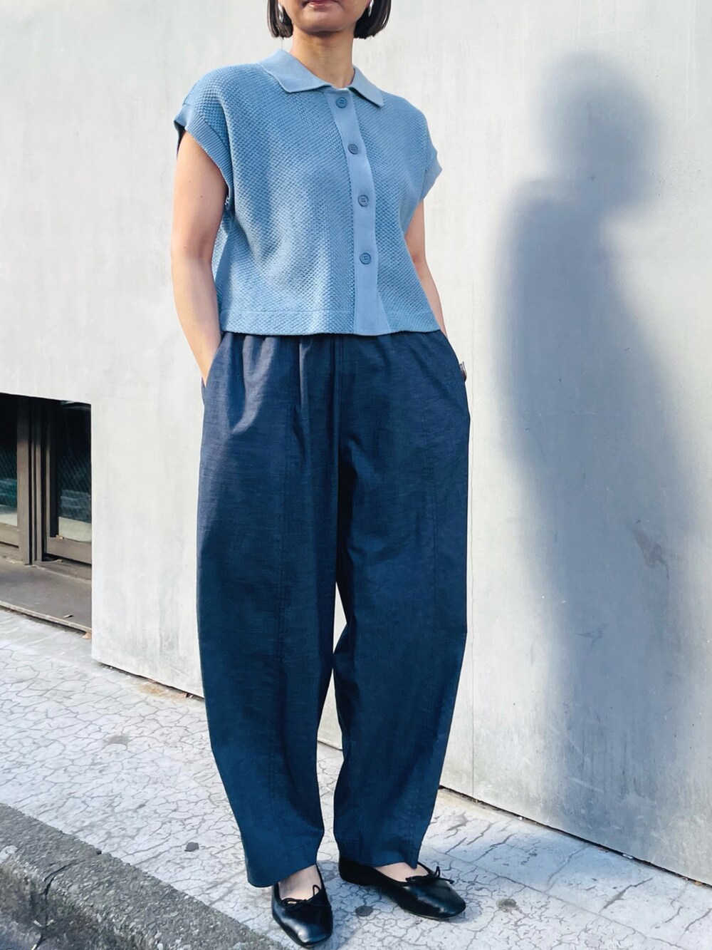 ブルー系のシャツ/ブラウス、ブルー系のその他パンツを着用したレディースの春コーディネートの2枚目の写真