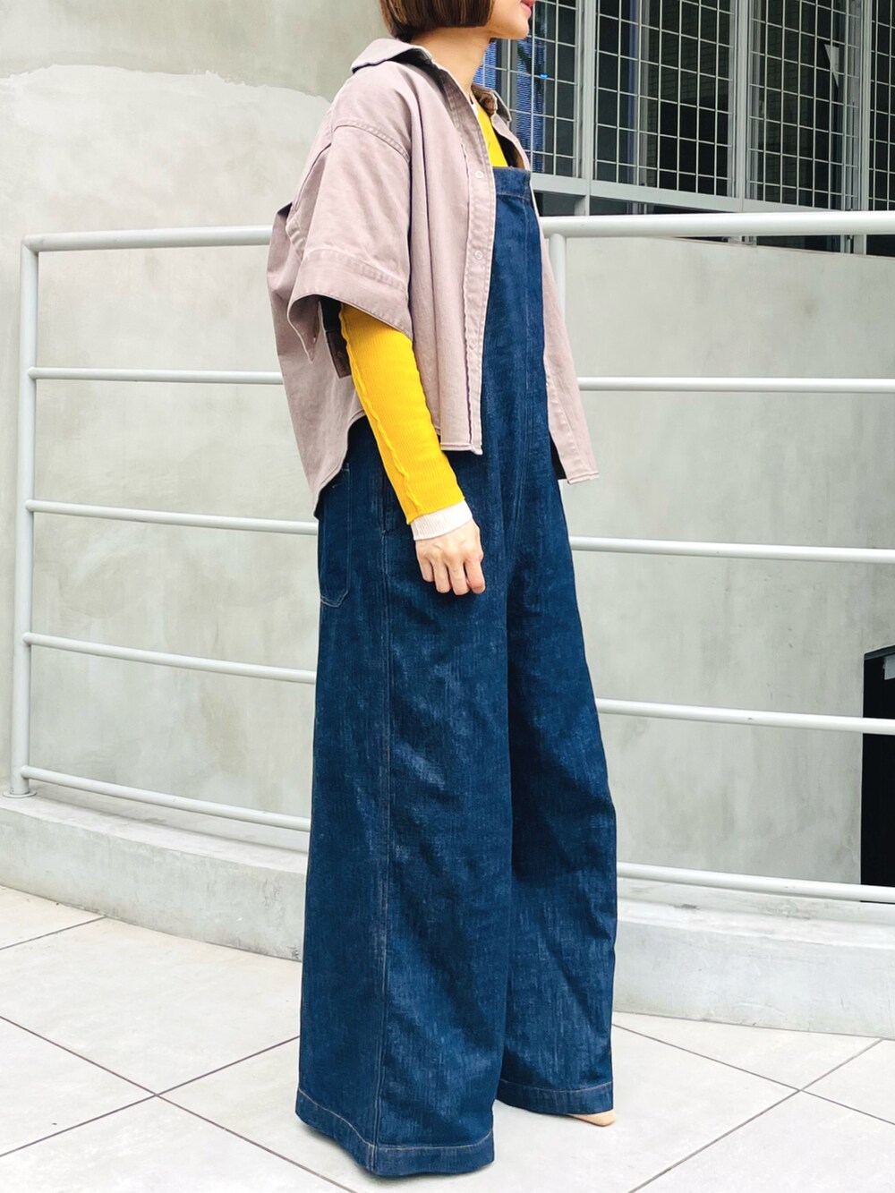 ブラウン系のシャツ/ブラウス、ブルー系のサロペット/オーバーオールを着用したレディースの夏コーディネートの2枚目の写真