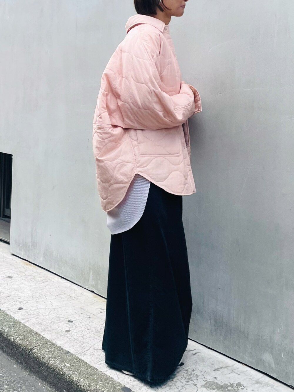 ホワイト系のシャツ/ブラウス、ホワイト系のTシャツ/カットソー、ピンク系のその他アウターを着用したレディースの秋コーディネートの2枚目の写真