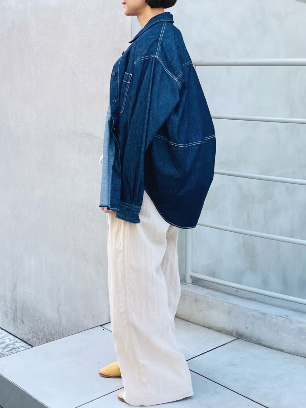 ホワイト系のシャツ/ブラウス、ベージュ系のその他パンツ、グレー系のニット/セーターを着用したレディースの夏コーディネートの2枚目の写真