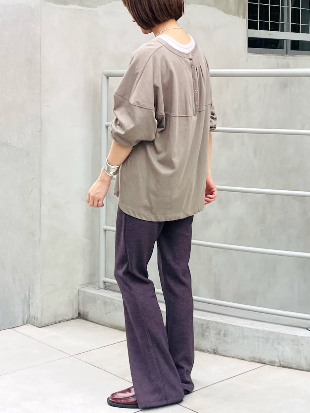 グリーン系のTシャツ/カットソー、ブラウン系のスウェットパンツ、ブラウン系のシューズを着用したレディースの秋コーディネートの2枚目の写真