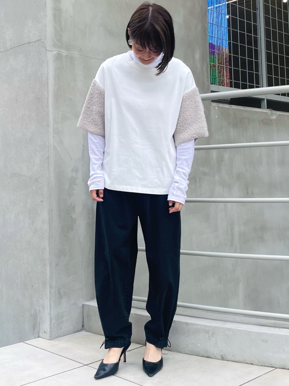 ホワイト系のTシャツ/カットソー、ブラック系のデニムパンツ、ホワイト系のTシャツ/カットソーを着用したレディースの秋コーディネートの2枚目の写真