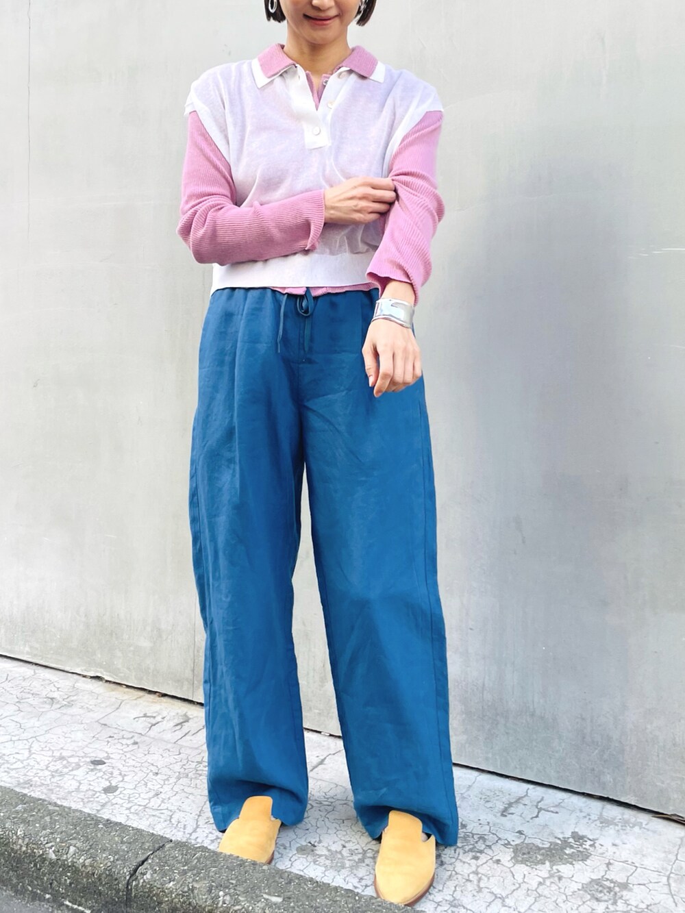 ホワイト系のニット/セーター、ブルー系のその他パンツ、ピンク系のカーディガン/ボレロを着用したレディースの春コーディネートの2枚目の写真
