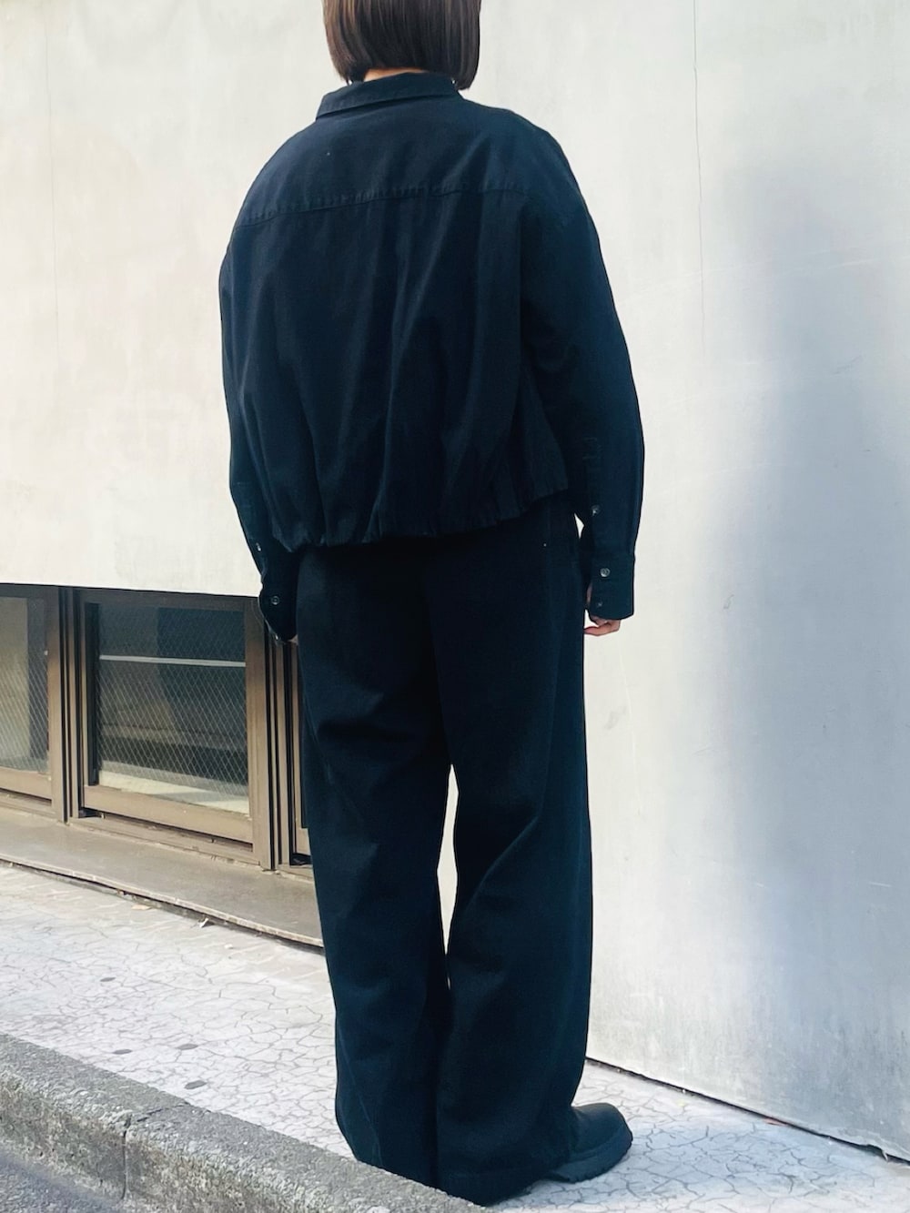 ブラック系のシャツ/ブラウス、グレー系のスウェット、ブラック系のデニムパンツを着用したレディースの冬コーディネートの2枚目の写真