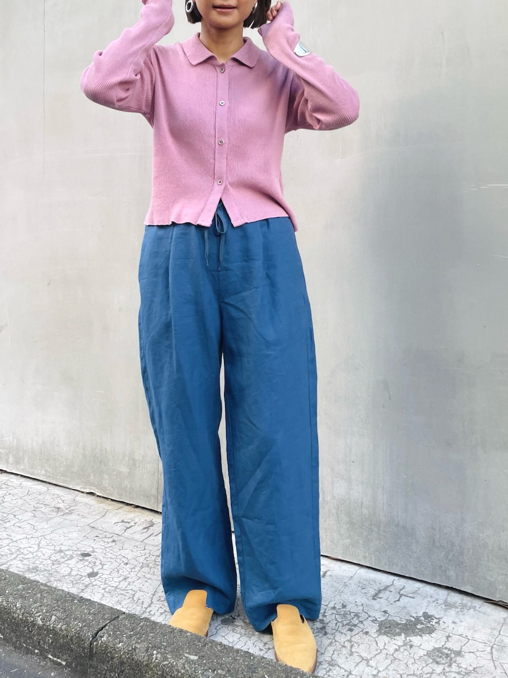 ピンク系のカーディガン/ボレロ、ブルー系のその他パンツ、ベージュ系のサンダルを着用したレディースの春コーディネートの2枚目の写真