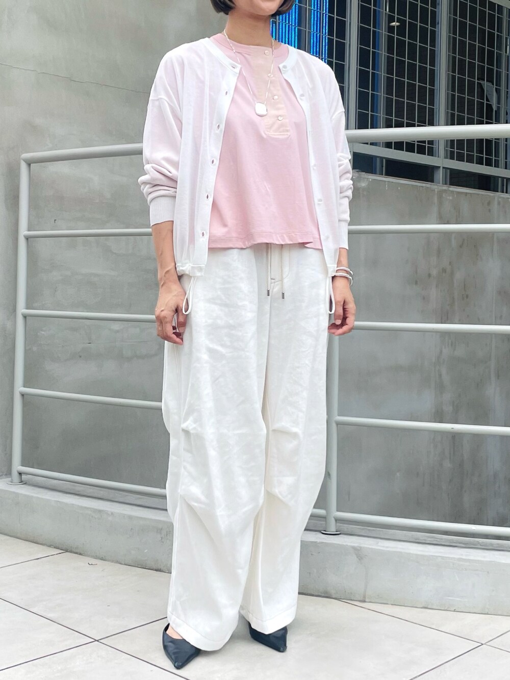 ホワイト系のカーディガン/ボレロ、ホワイト系のその他パンツ、ピンク系のTシャツ/カットソーを着用したレディースの秋コーディネートの2枚目の写真