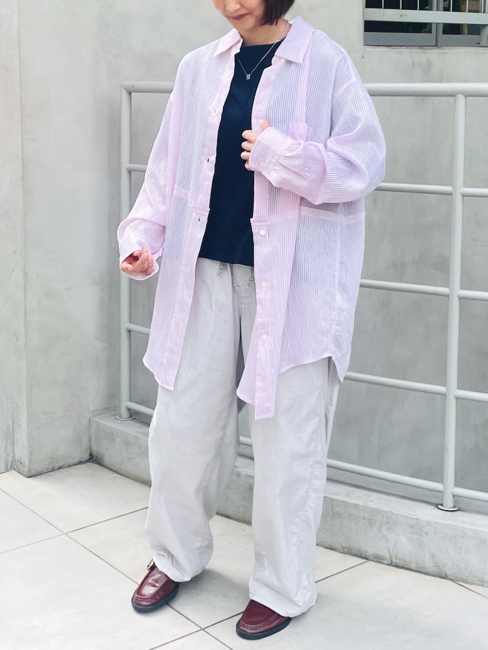 ピンク系のシャツ/ブラウス、ブラック系のTシャツ/カットソー、グレー系のデニムパンツを着用したレディースの夏コーディネートの2枚目の写真