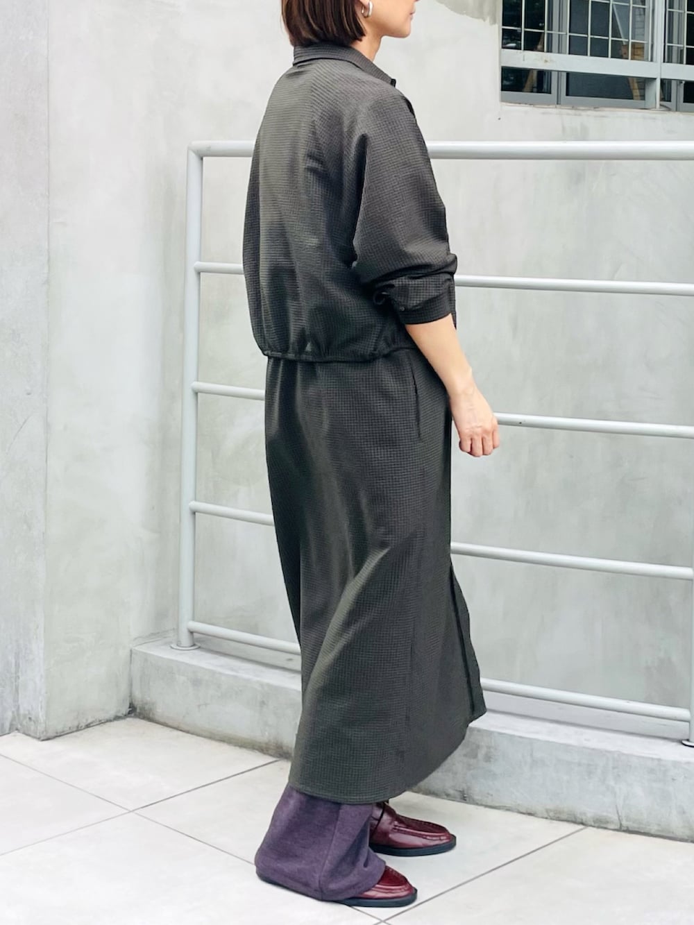 グリーン系のシャツワンピース、グリーン系のTシャツ/カットソー、ブラウン系のシューズを着用したレディースの夏コーディネートの2枚目の写真