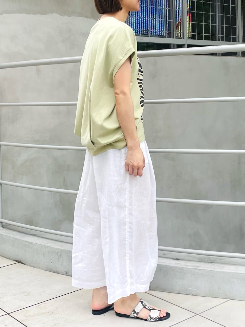 グリーン系のTシャツ/カットソー、ホワイト系のその他パンツを着用したレディースの春コーディネートの2枚目の写真