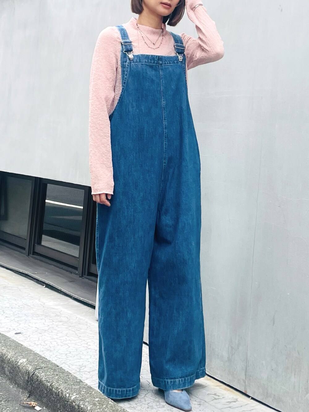 ピンク系のTシャツ/カットソー、ブルー系のサロペット/オーバーオール、ブルー系のサンダルを着用したレディースの夏コーディネートの2枚目の写真