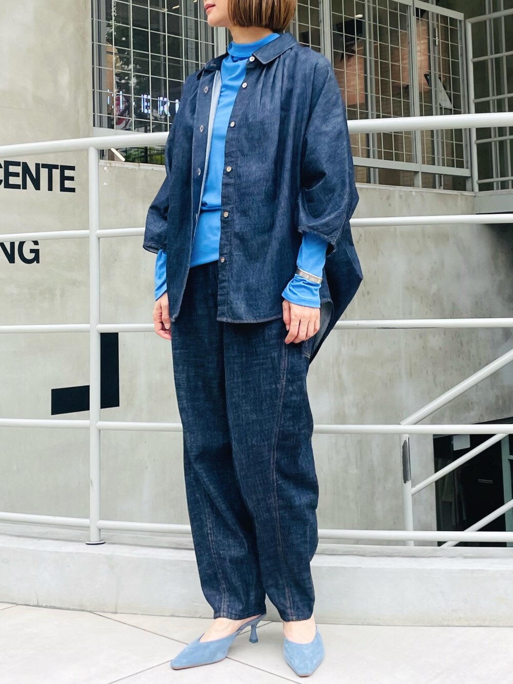 ブルー系のシャツ/ブラウス、ブルー系のデニムパンツ、ブルー系のTシャツ/カットソーを着用したレディースの夏コーディネートの2枚目の写真