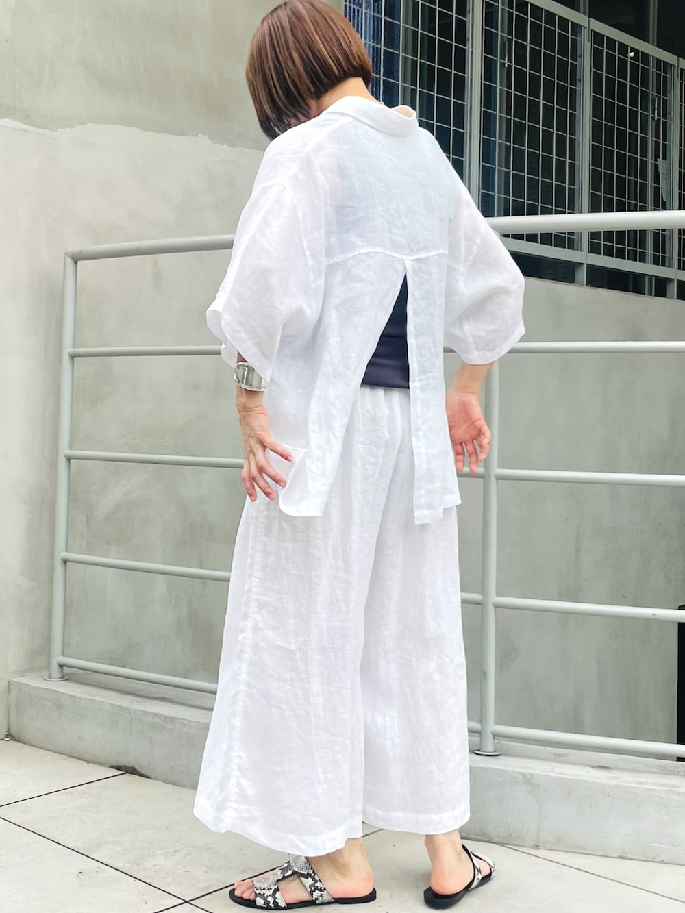 ホワイト系のシャツ/ブラウス、ホワイト系のその他パンツ、グレー系のタンクトップを着用したレディースの夏コーディネートの2枚目の写真