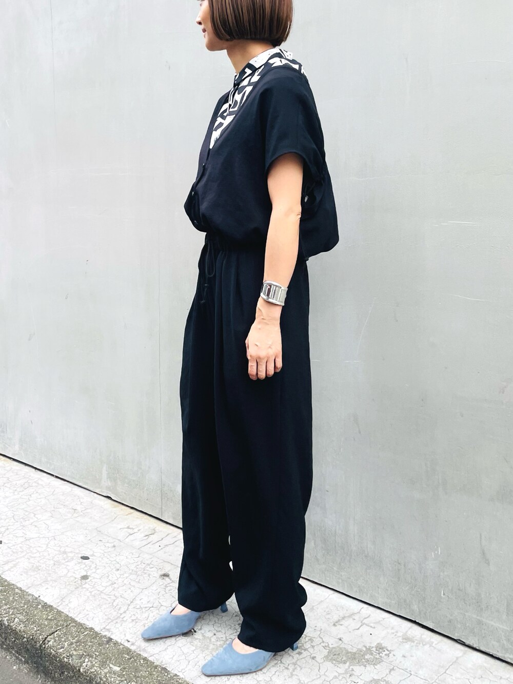 ブラック系のつなぎ/オールインワン、ブラック系のシャツ/ブラウスを着用したレディースの夏コーディネートの2枚目の写真