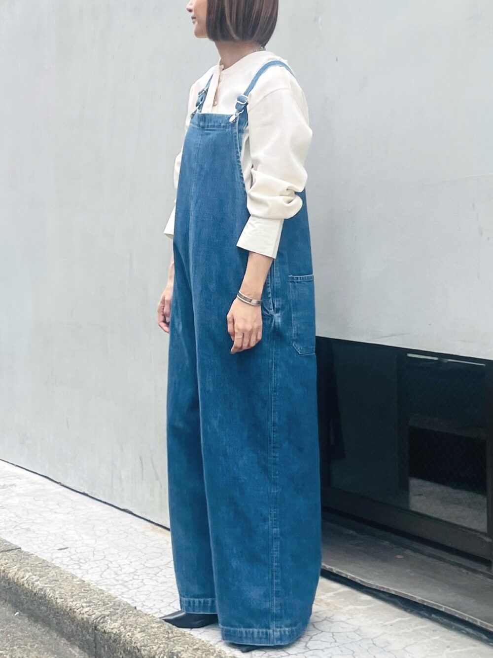 ホワイト系のTシャツ/カットソー、ブルー系のサロペット/オーバーオール、ブラック系のサンダルを着用したレディースの夏コーディネートの2枚目の写真
