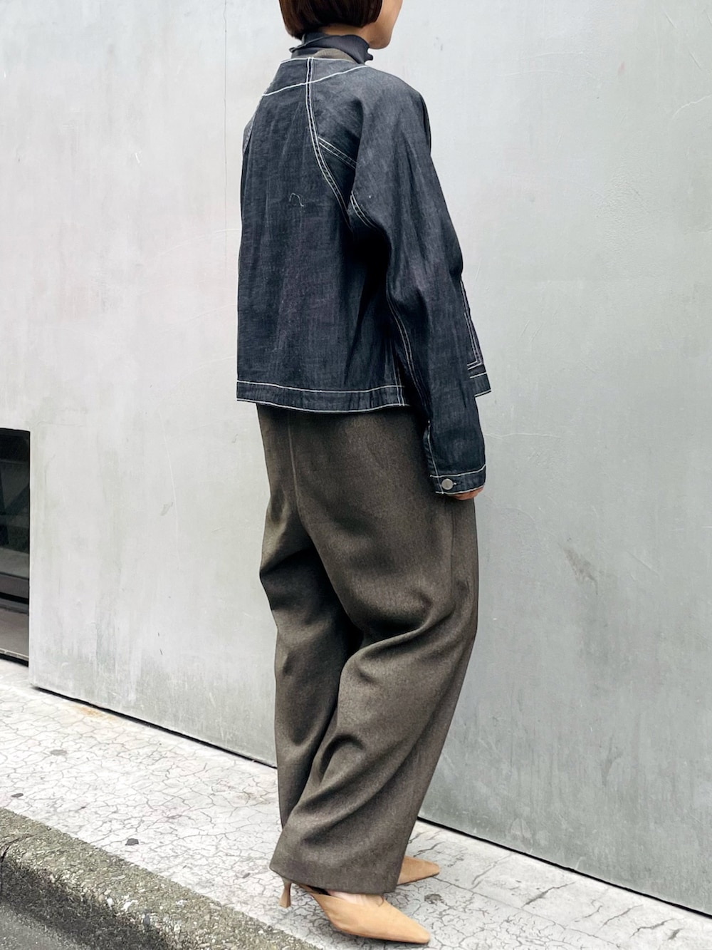 ブラウン系のつなぎ/オールインワン、グレー系のTシャツ/カットソー、ブラック系のデニムジャケットを着用したレディースの春コーディネートの2枚目の写真