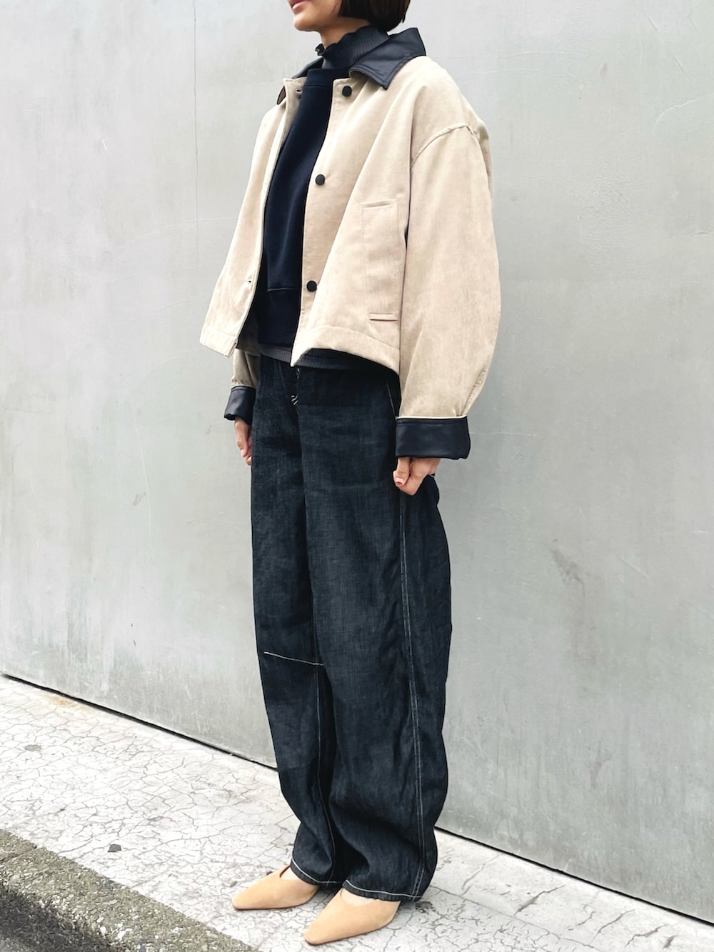 ブラック系のスウェット、ベージュ系のカバーオール、グレー系のTシャツ/カットソーを着用したレディースの春コーディネートの2枚目の写真