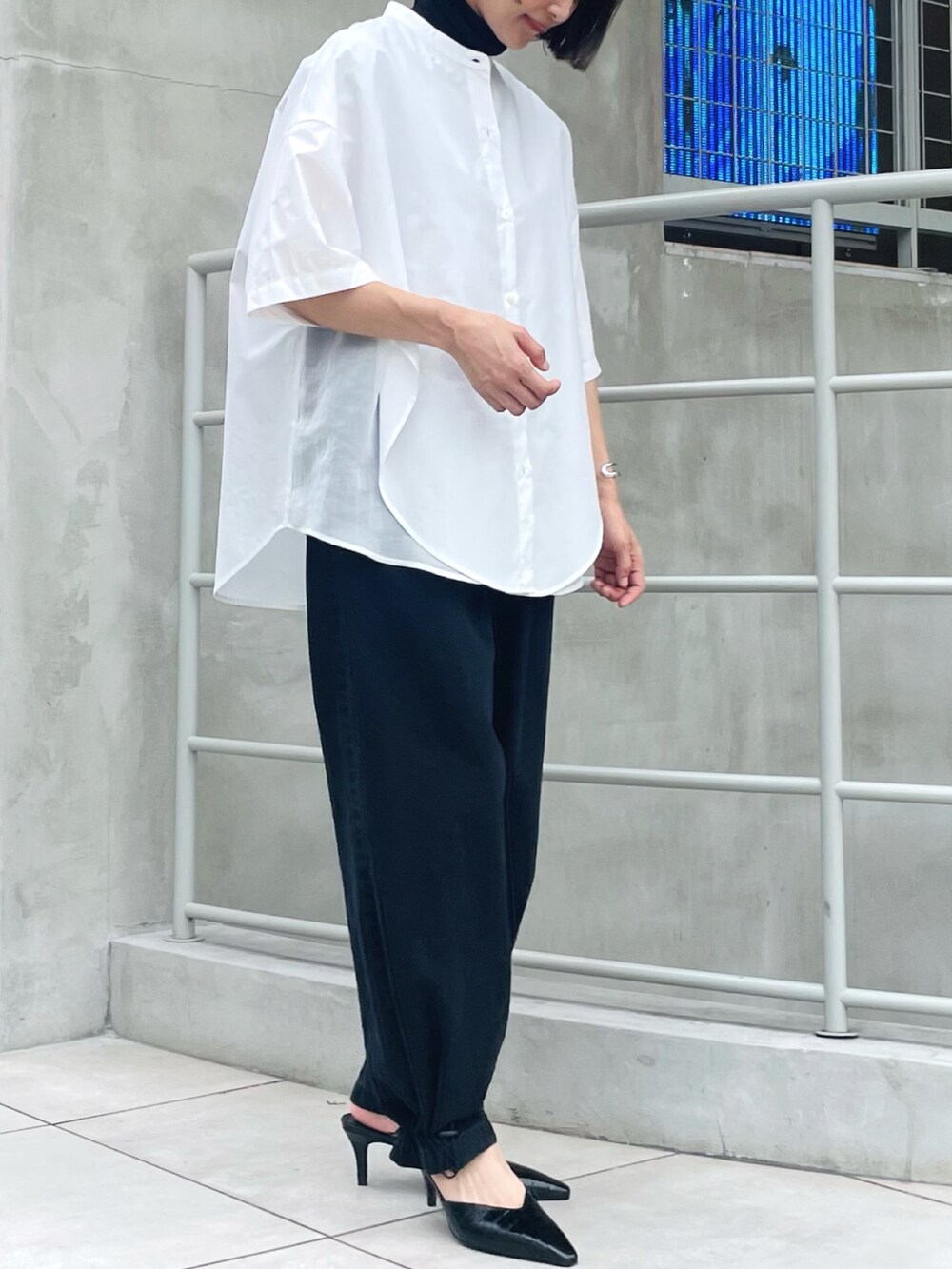 ブラック系のニット/セーター、ブラック系のデニムパンツ、ブラック系のニット/セーターを着用したレディースの秋コーディネートの2枚目の写真