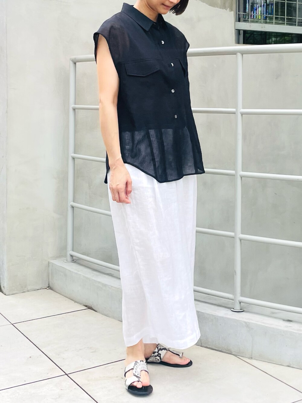 ブルー系のシャツ/ブラウス、ホワイト系のその他パンツを着用したレディースの夏コーディネートの2枚目の写真