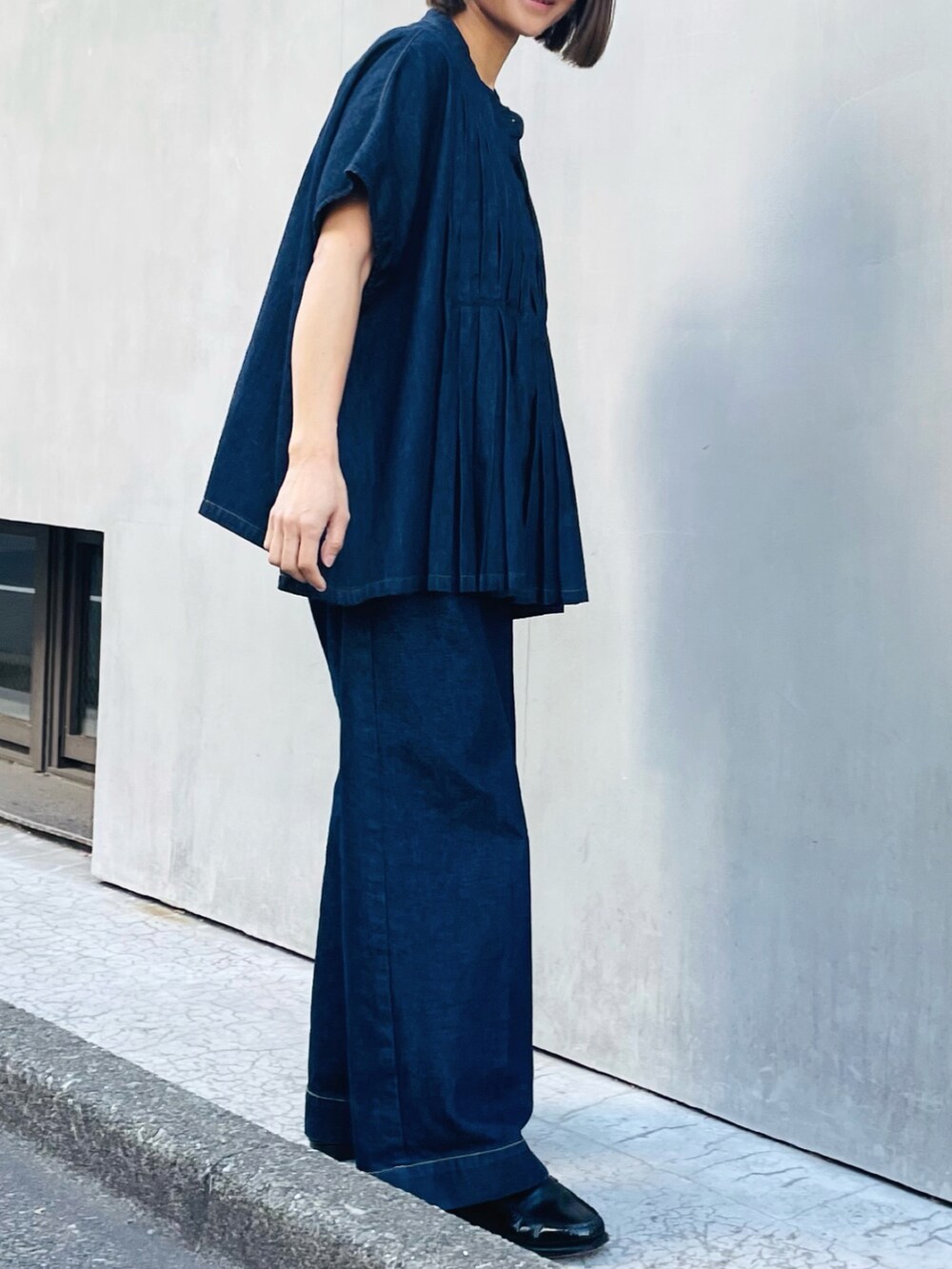 ブルー系のシャツ/ブラウス、ブルー系のデニムパンツ、ブラック系のローファーを着用したレディースの春コーディネートの2枚目の写真