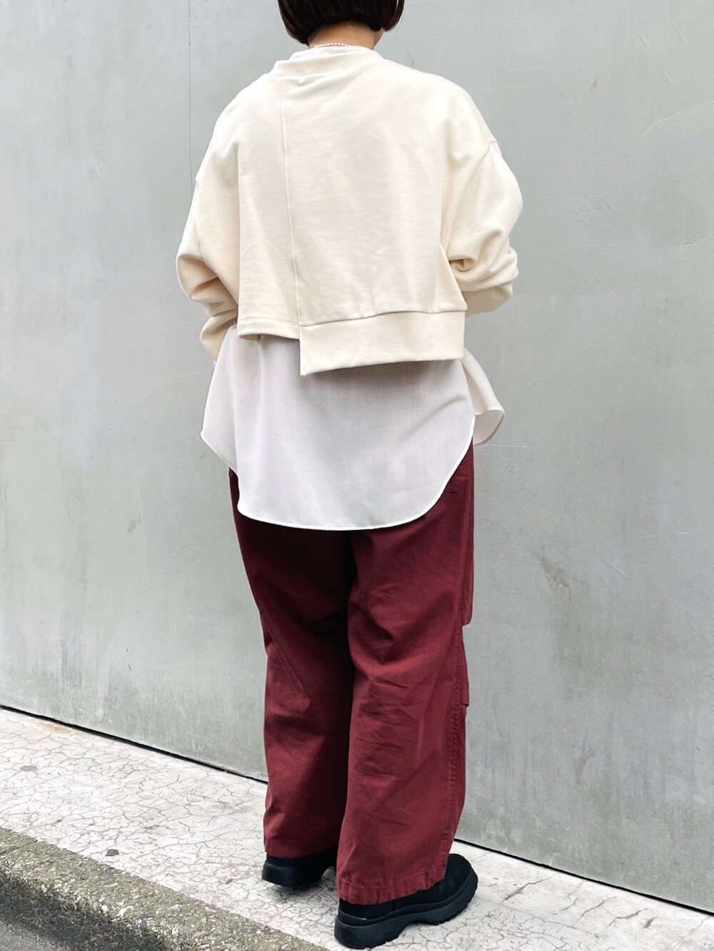 ホワイト系のシャツ/ブラウス、ホワイト系のスウェット、レッド系のその他パンツを着用したレディースの春コーディネートの2枚目の写真