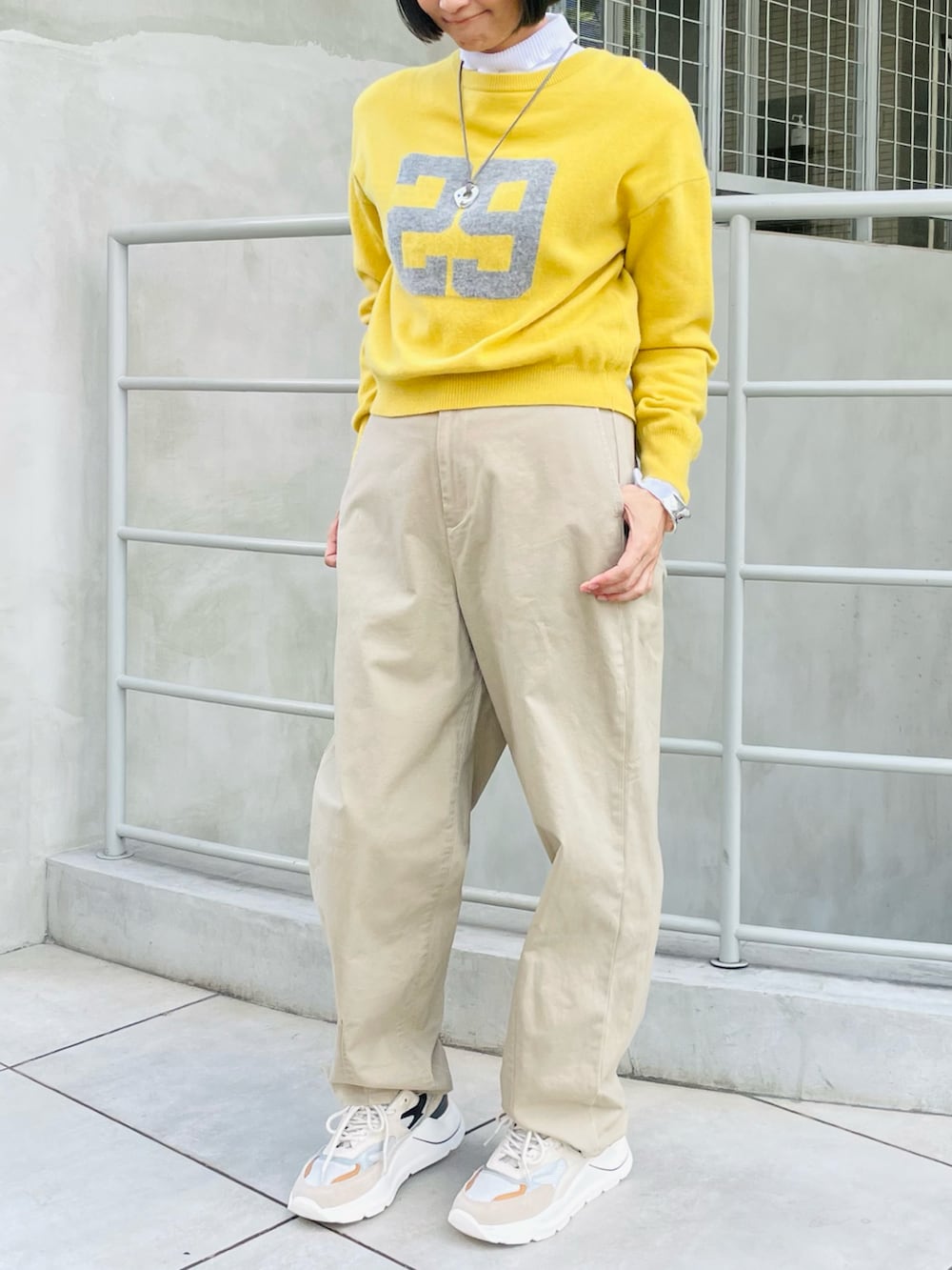 ベージュ系のその他パンツ、ホワイト系のTシャツ/カットソー、ベージュ系のスニーカーを着用したレディースの冬コーディネートの2枚目の写真