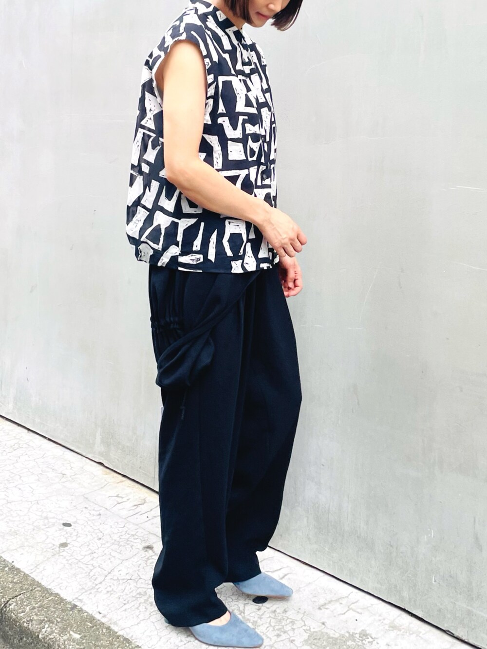 ブラック系のシャツ/ブラウス、ブラック系のつなぎ/オールインワンを着用したレディースの夏コーディネートの2枚目の写真