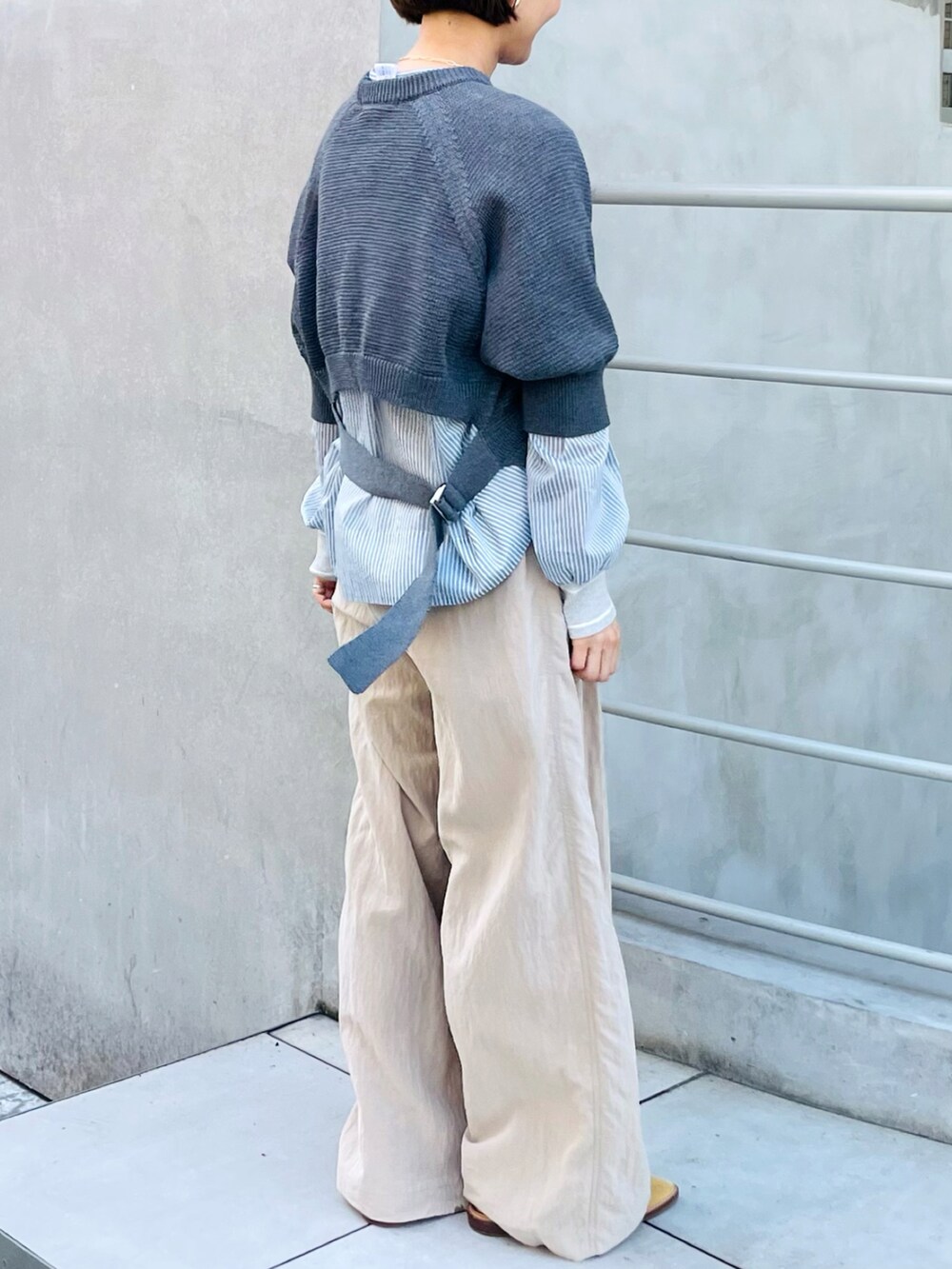 グレー系のニット/セーター、ベージュ系のその他パンツ、グレー系のシャツ/ブラウスを着用したレディースの夏コーディネートの2枚目の写真