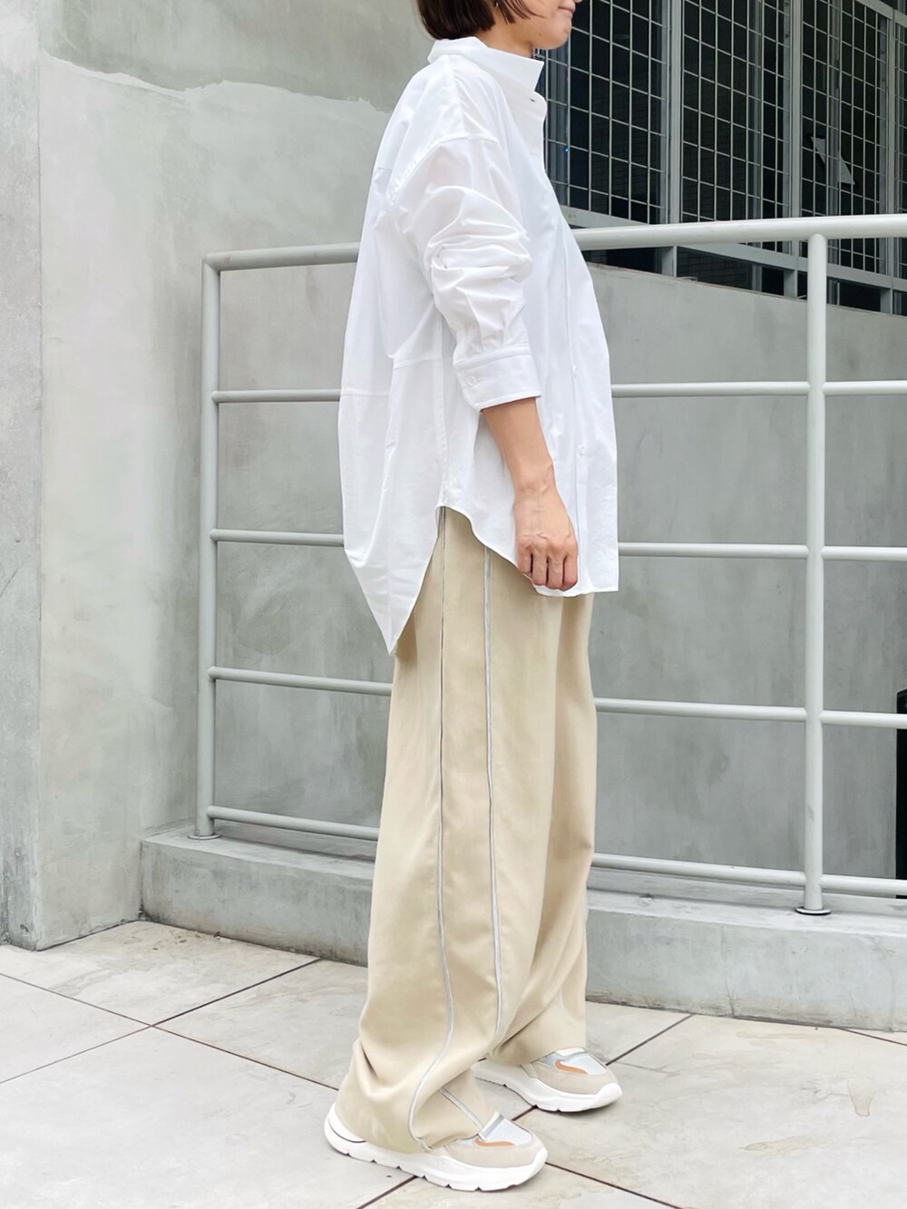 ホワイト系のシャツ/ブラウス、ベージュ系のその他パンツ、ベージュ系のスニーカーを着用したレディースの秋コーディネートの2枚目の写真
